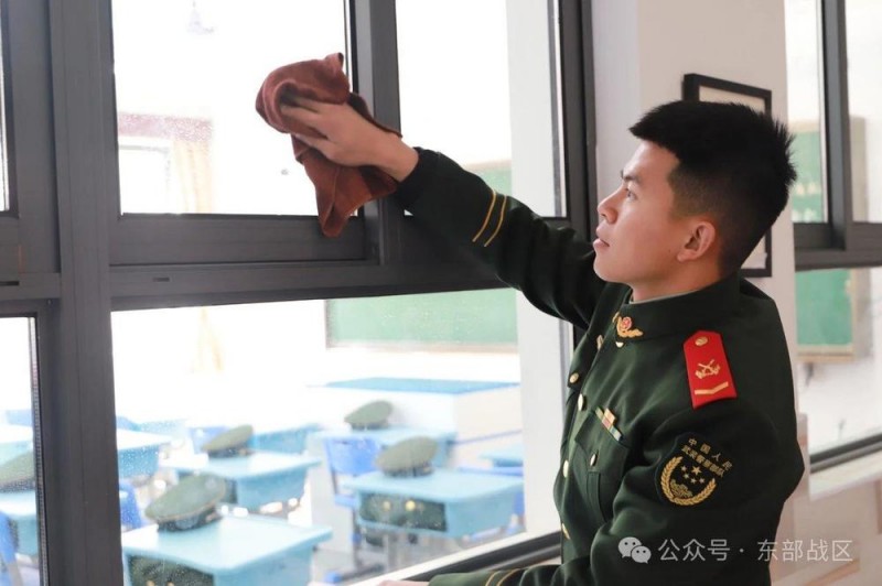 官兵借住校园，离开时给学生留下的“开学礼物”太暖了……