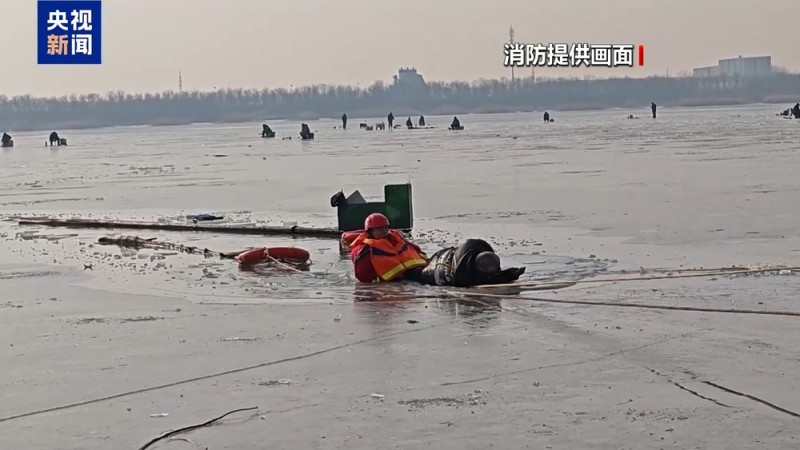意外落入冰窟怎么办？消防员手把手教你如何自救→