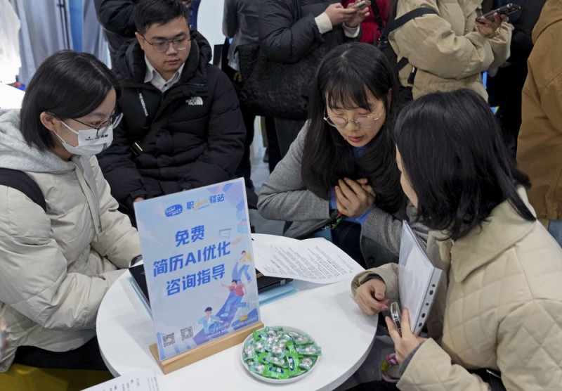 送人到岗、一键入职、直播带岗――各地多举措拓展就业新空间
