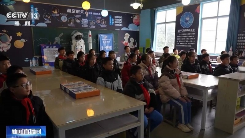 拥抱技术新变化！各地开学第一课 AI打开知识新宇宙