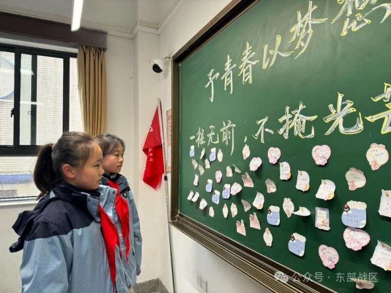 官兵借住校园，离开时给学生留下的“开学礼物”太暖了……