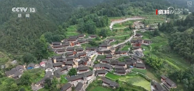 “一村富”带动“连片兴” 万人搬迁小镇“蝶变”稳住百姓好日子