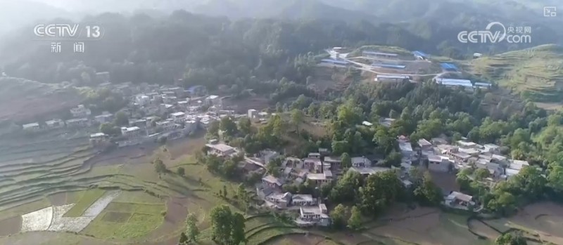 “一村富”带动“连片兴” 万人搬迁小镇“蝶变”稳住百姓好日子