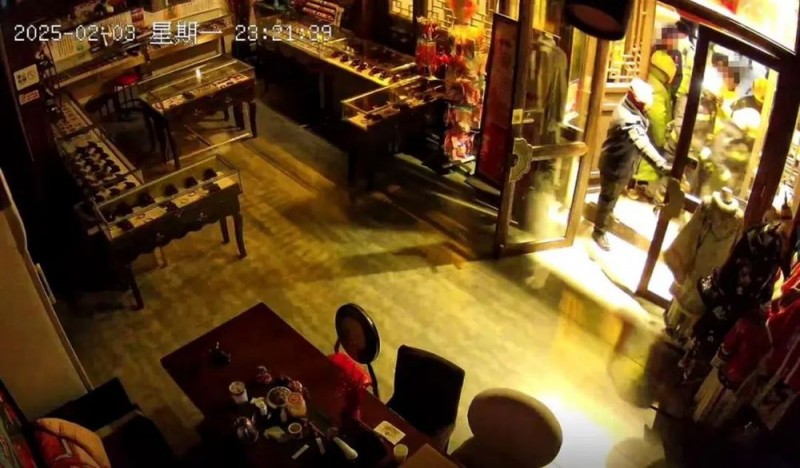 一店铺未按要求彻夜亮灯被撬锁开灯？多方回应！