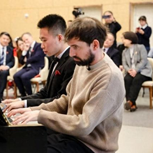 斯洛文尼亚钢琴家在京与残疾人朋友共同参加公益音乐活动