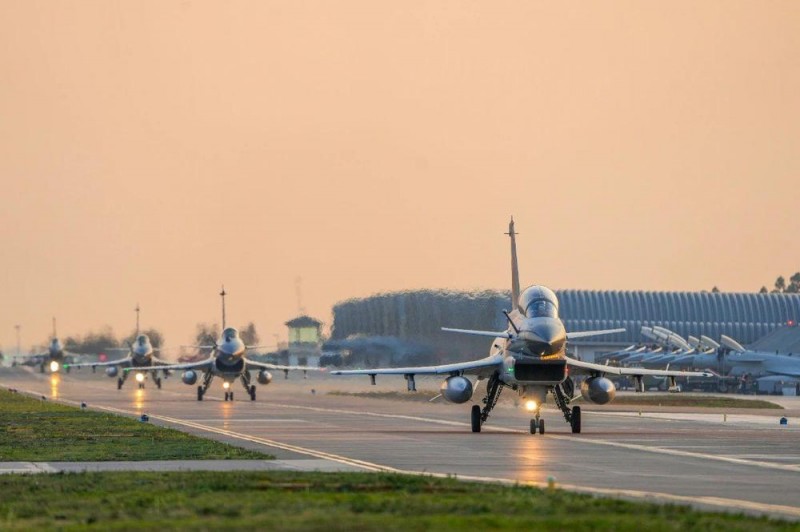 空军航空兵跨昼夜飞行训练，画面超酷！