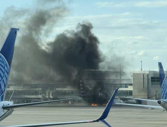 美国航空公司一架客机在丹佛国际机场起火,暂无伤亡人员报告
