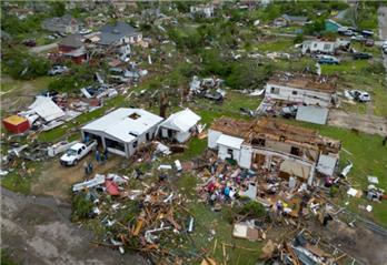 美国多地遭遇龙卷风 死亡人数升至40人