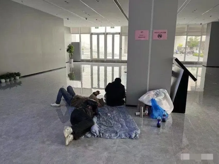 雷军称小米年报史上最强！24年总收入3659亿元，净利润272亿元；字节取消AGI研究团队季度与半年考核；哪吒供应商围堵总部讨债丨雷峰早报