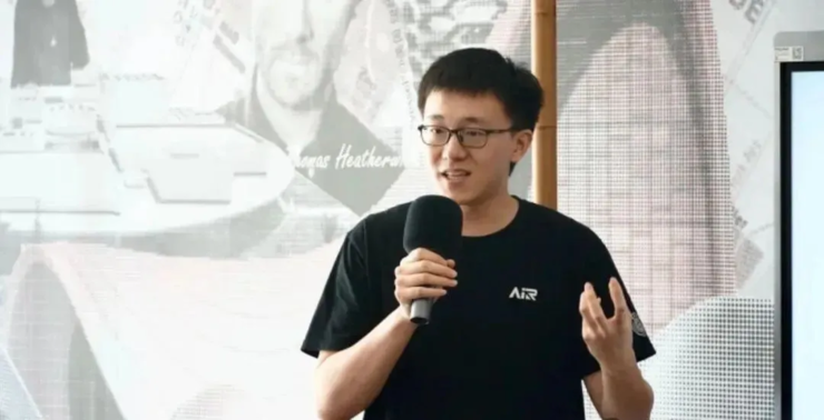华为一口气甩四款车，发布首款阔折叠手机，售价超七千元；投资人向腾讯元宝提15条建议，马化腾深夜回复；百川智能又一合伙人出走丨雷峰早报