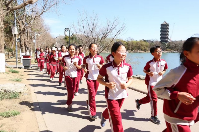 “体育八条”照进现实，北京小学生未名湖畔开跑！
