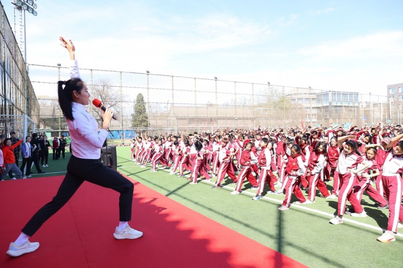 “体育八条”照进现实，北京小学生未名湖畔开跑！