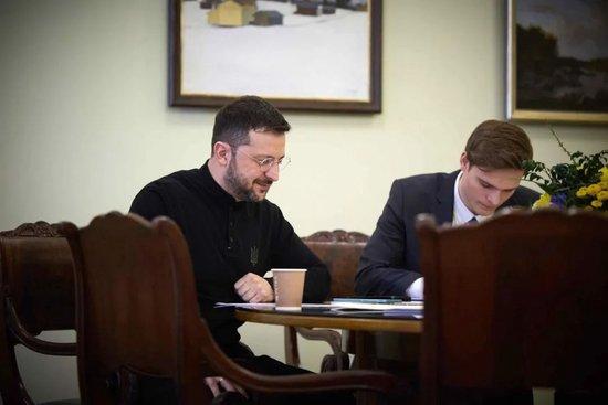 飙演技?泽连斯基记者会上接听马克龙电话,此前特朗普在白宫按下红色按钮!