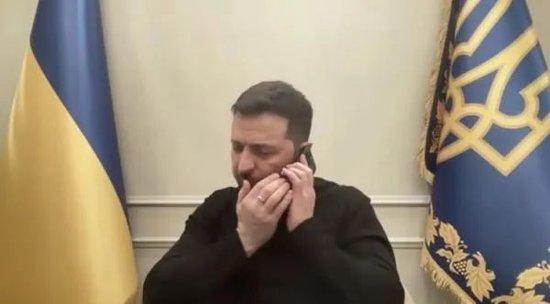 飙演技?泽连斯基记者会上接听马克龙电话,此前特朗普在白宫按下红色按钮!