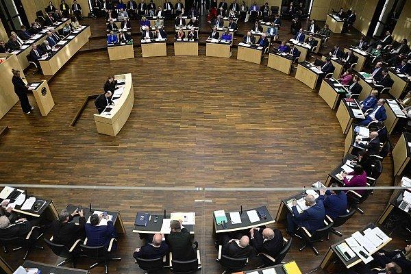 德国联邦议会预算委员会批准逾110亿欧元对乌军事援助