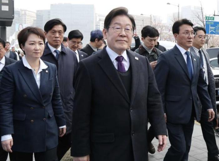 尹锡悦弹劾案宣判在即,反对派领导人李在明穿防弹背心“出街”