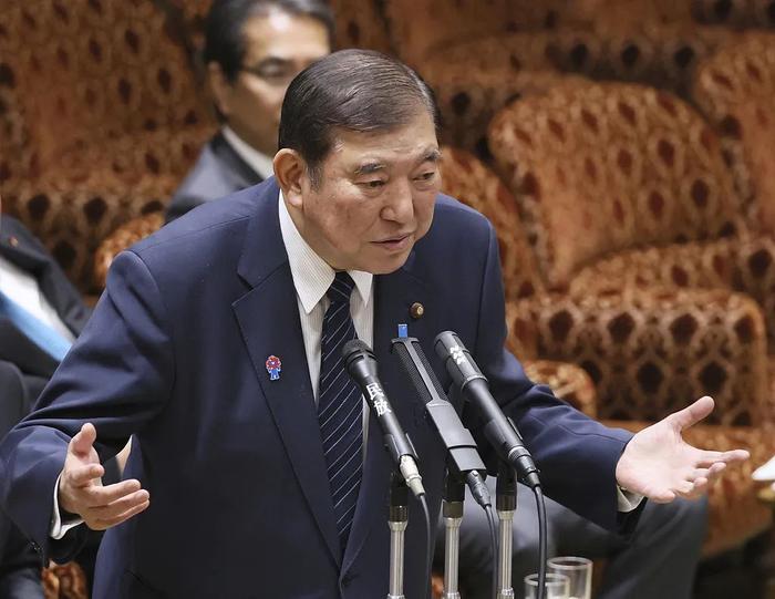 给15名议员“发红包”,日本首相惹祸了