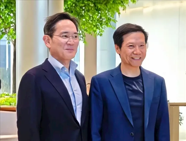 余承东回应华为PuraX定价：情商比较低，大家抓住把柄猛骂我；传特斯拉暂停推送FSD试用功能；传商汤联创徐冰将辞职，官方澄清丨雷峰早报