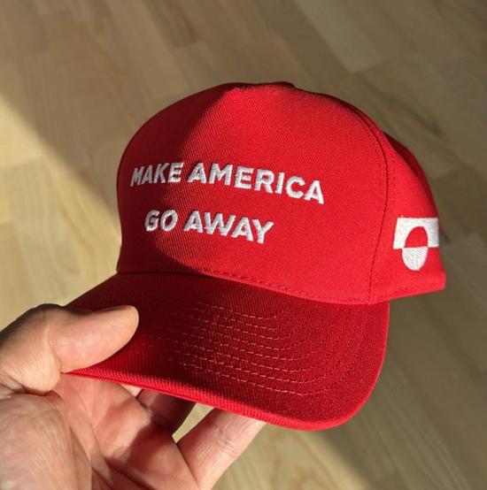 “让美国滚开”,美代表团即将到访之际,格陵兰特色“MAGA”帽子火了