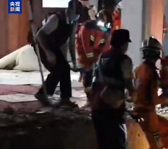 “如同一把巨刀切入地球”,缅甸强震已致当地1644人遇难3408人伤!中国救援队救出一名幸存者