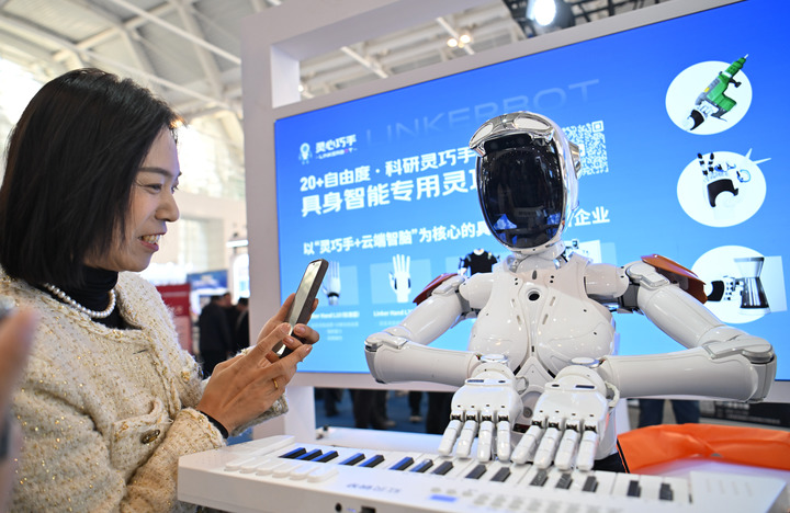 新华网财经观察｜人形机器人加速进入日常生活