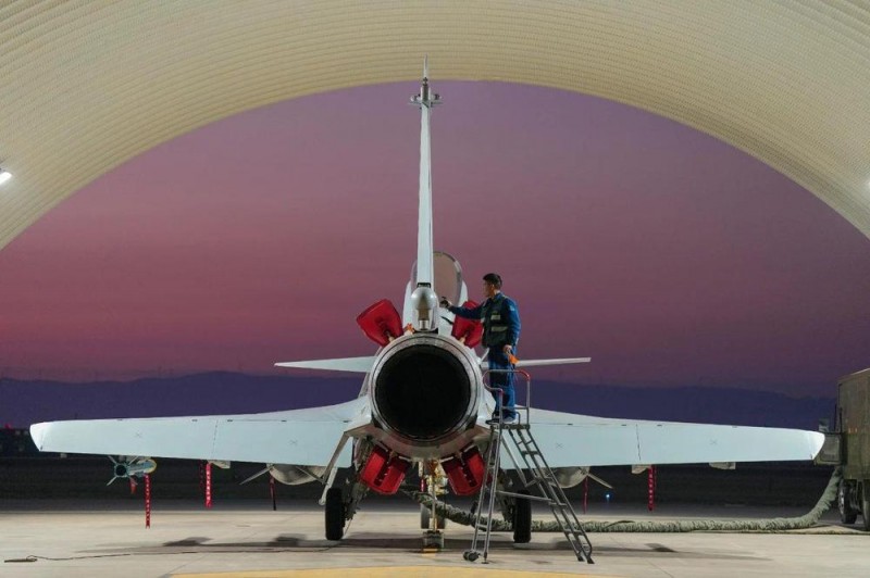 空军航空兵跨昼夜飞行训练，画面超酷！