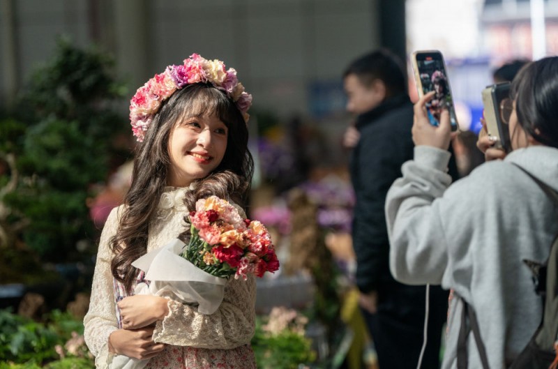 中国经济样本观察・“镇”了不起｜从花田花市到花都，鲜花“绽放”出双百亿“浪漫经济”