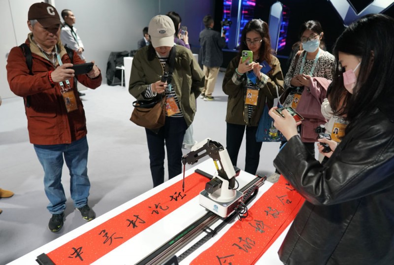 新华全媒+丨科技办会――探馆2025中关村论坛年会
