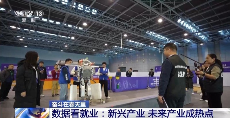 奋斗在春天里丨春招现场上演花式“抢人” 政策礼包你Get了吗？
