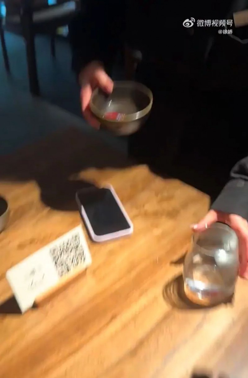 看丹观察丨女子在烧烤店劝阻抽烟反被骂！评论区吵翻了……