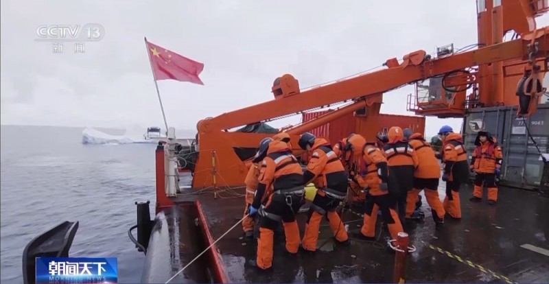 我国首套南极生态潜标顺利回收 看科考队员如何“大海捞球”