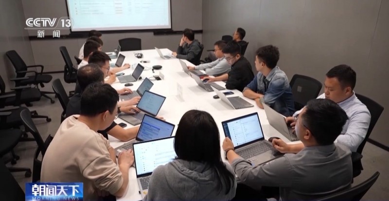 奋斗在春天里丨春招现场上演花式“抢人” 政策礼包你Get了吗？