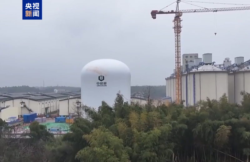 我国首座9000吨级气膜粮仓充气成型