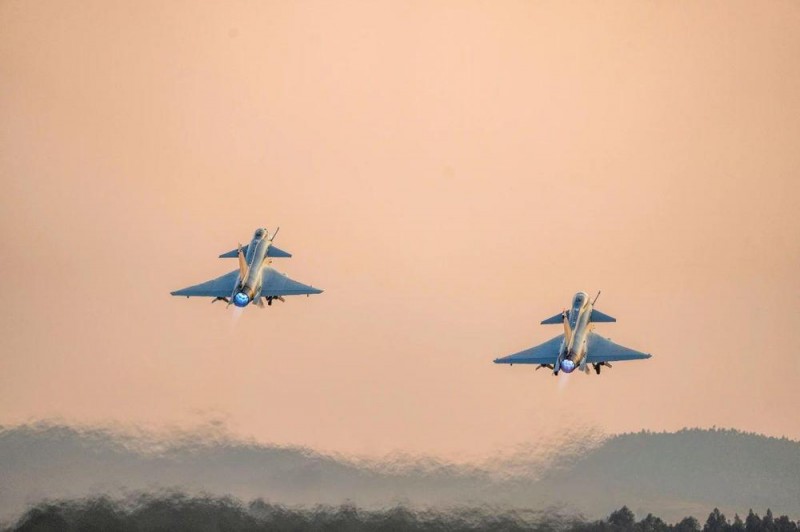 空军航空兵跨昼夜飞行训练，画面超酷！