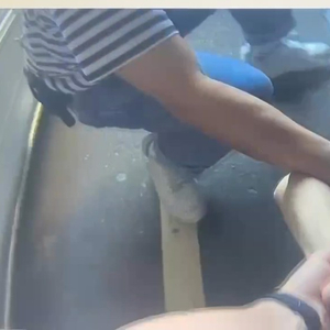 台北街头警匪追逐！台媒：人口贩运案嫌疑人拒捕逃逸，警察拔枪围捕
