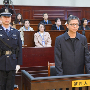 大搞权色交易、执法犯法的“内鬼”龙飞受审