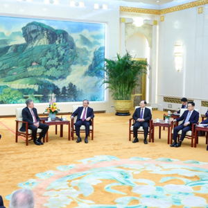 没有哪个国家的发展繁荣是靠加征关税实现的！国务院总理会见美国客人
