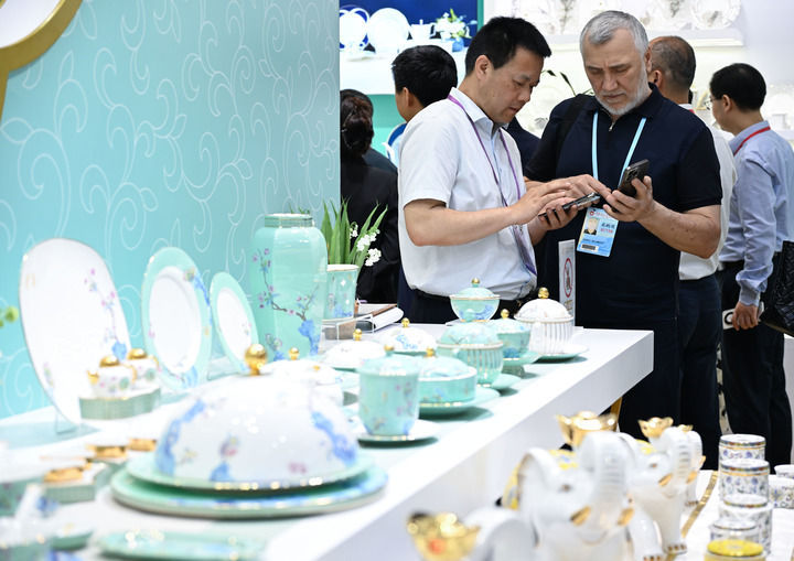 “长远看还是东风浩荡”――中国构建新发展格局深度观察