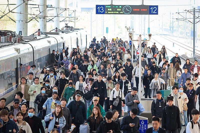 7点出发丨湖北一小区被曝“在地下车库挖泳池”？官方回应！