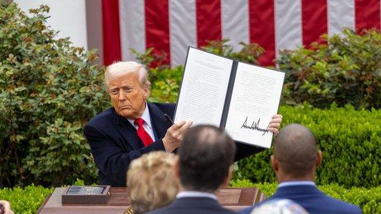 特朗普投下对等关税“核弹”,对世界和中国的冲击有多大?