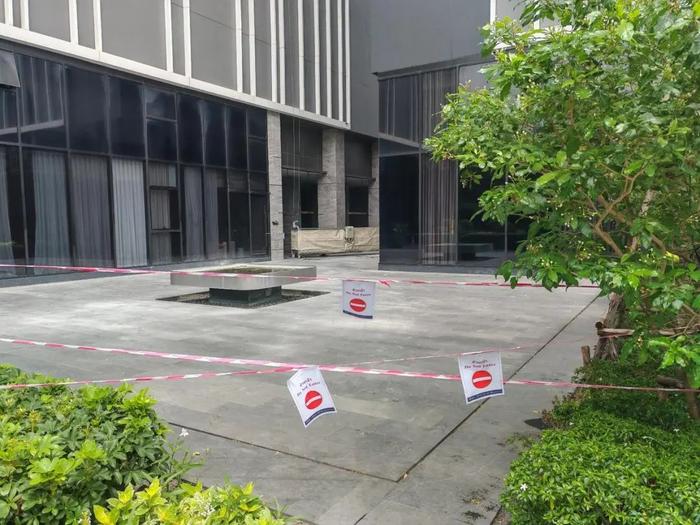 泰国网红豪宅震后现状：高层断裂天桥被包裹，住户不敢搬回来居住