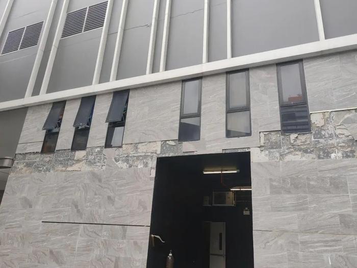 泰国网红豪宅震后现状：高层断裂天桥被包裹，住户不敢搬回来居住