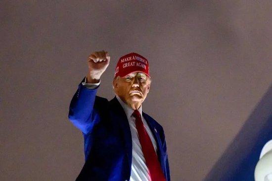 “道指单日下跌超1000点,美国现任总统就该被装进大炮”!那他自己呢……
