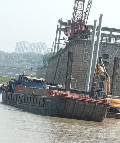 湖南岳阳东洞庭湖水域有船舶被指违规倾倒淤沙  执法部门：已立案调查