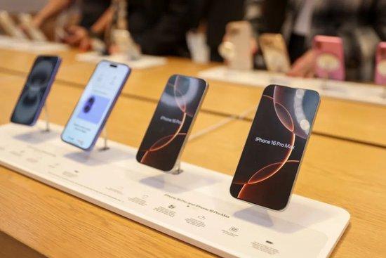 特朗普关税倒计时!苹果“包机”从印度抢运iPhone回美国,仓库已囤了够卖几个月的货!3天市值蒸发4.6万亿元,涨价难免?