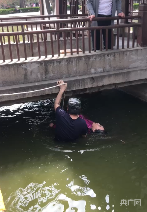 对话北京团结湖“迷彩帽”救人大哥：遇见了不能不管  救人是搭把手的事
