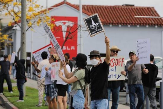 马斯克与纳瓦罗互怼连爆粗口,竟被白宫称为童言无忌?还有更劲爆的……