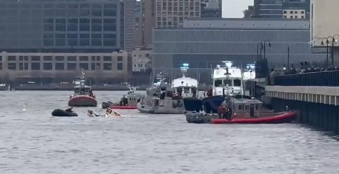 美国纽约一架直升机坠河 机上6人全部遇难