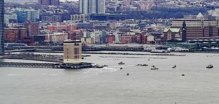 美国纽约一架直升机坠河 至少3人死亡