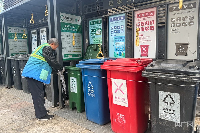 北京发布大风橙色预警：实拍朝阳区有树木倒伏、两轮电动车被风吹倒
